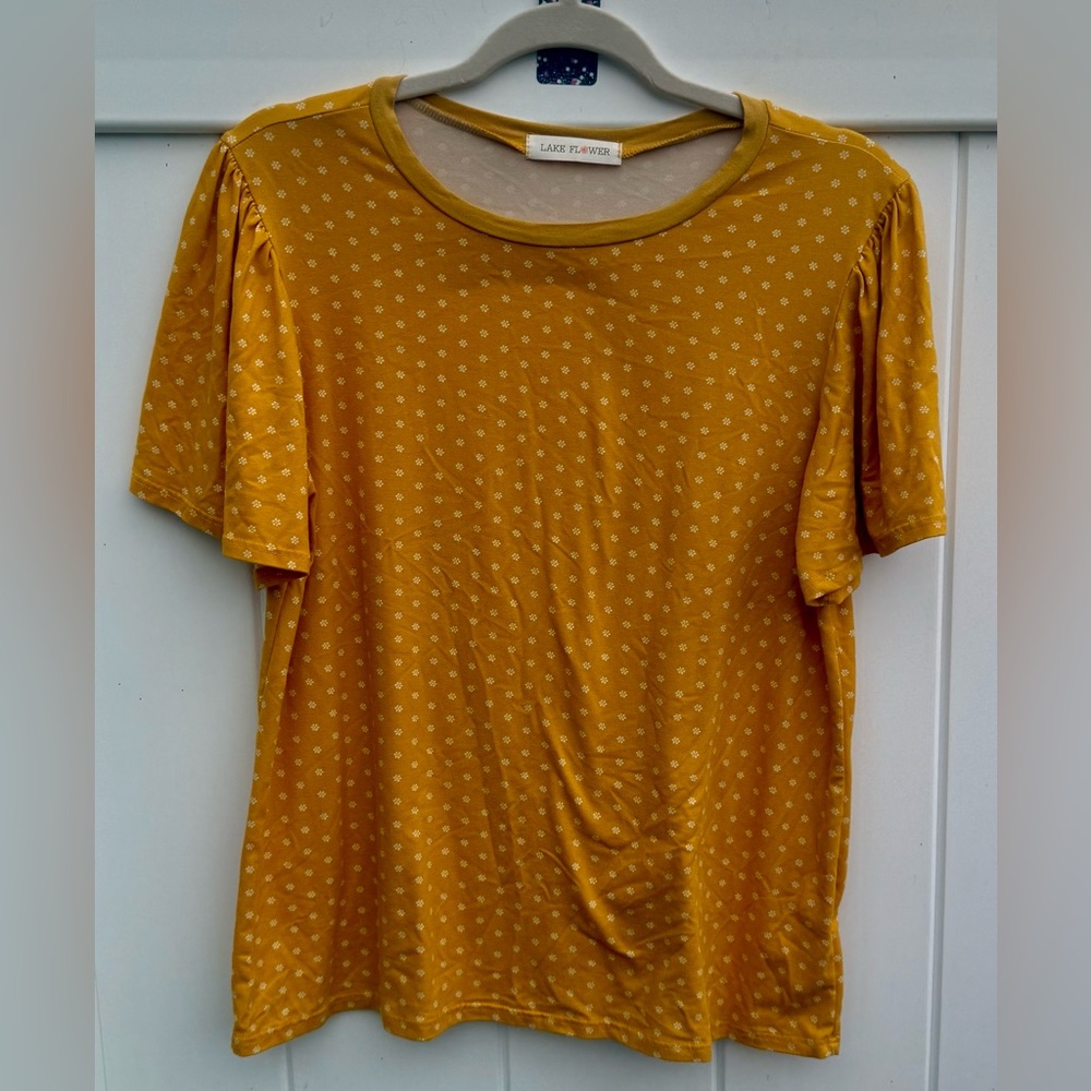Lake Flower Brand Yellow Top With Small White Flowers.  Size Medium. NWOT.